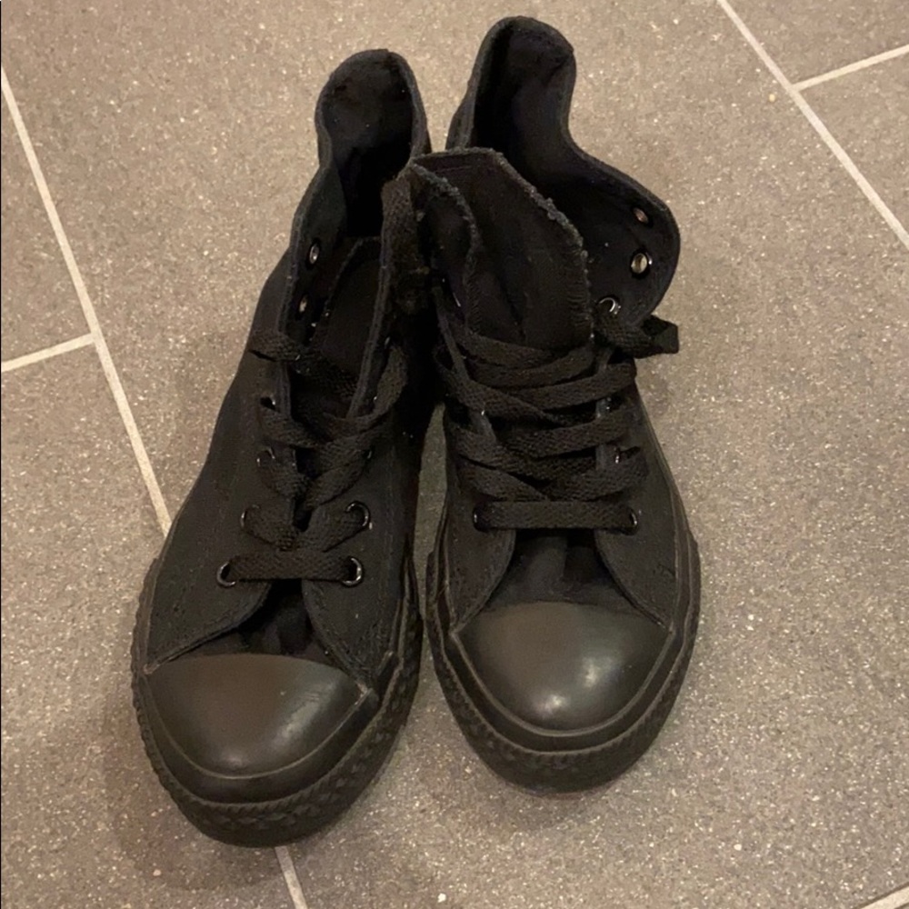 All star chuck Taylor converse. Size 2 youth - Picture 3 of 6